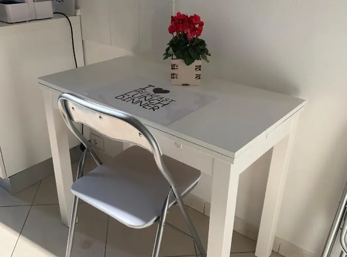 Linda - 5 Terre Near The Station